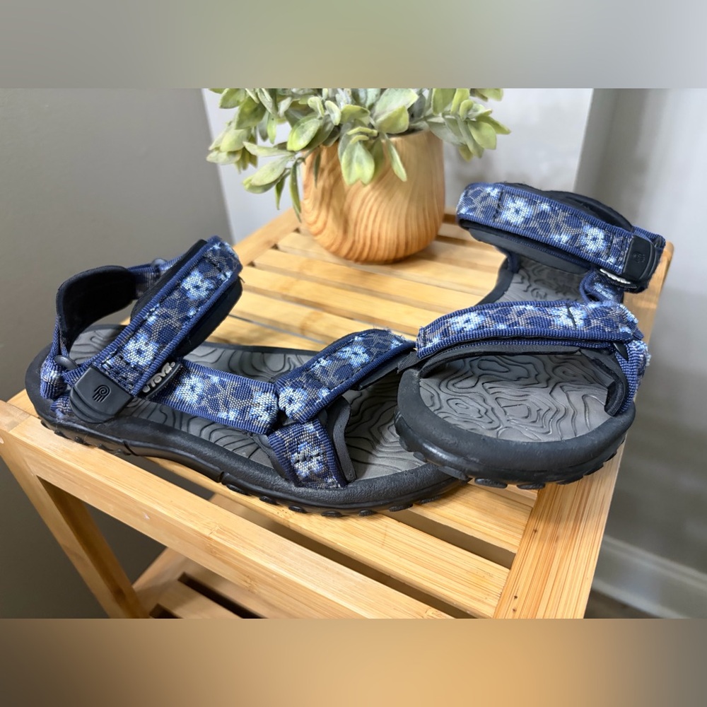 Teva Navy Floral-Pattern Outdoor Sandals. Women’s 7